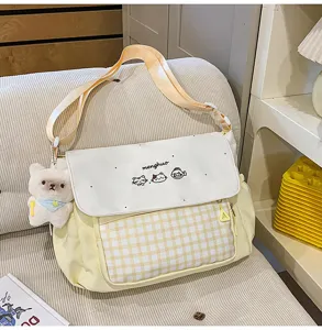 Bonito bolso cruzado de lona estilo japonés para estudiantes con bolsillo a cuadros y osito.
