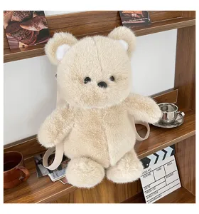 Primo piano dettagliato di un morbido e simpatico zaino in peluche orsetto beige con texture.