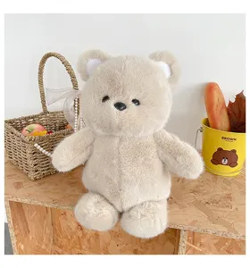 Vista dettagliata di orsacchiotto morbido, consistenza soffice, adorabile peluche in stanza.