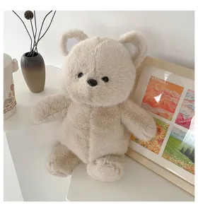 Dettaglio dello zaino orsetto di peluche carino, borsa morbida per bambini e ragazze uso quotidiano.