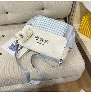 Bolso bandolera de cuadros azules y blancos con colgante de perro de peluche para estudiantes.