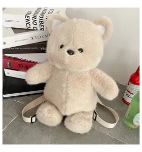 Vista dettagliata dello zaino in peluche orso beige, simpatica borsa animale imbottita per bambini.