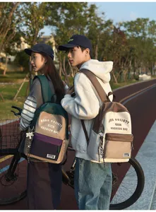 Detailansicht des trendigen Farbmix-Schulrucksacks mit viel Stauraum und cooler Taschenfront.