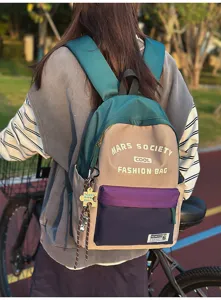 Detailansicht des farbblockierten Rucksacks mit geräumigem Stauraum und praktischen Fronttaschen.