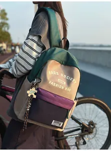 Starker, farbblockierter Studentenrucksack mit grossem Fassungsvermoegen fuer die Schule.