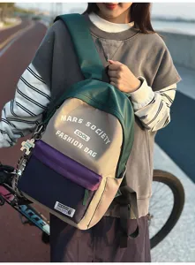 Detailansicht des bunten Kontrast-Rucksacks im Freien, mit grossem Stauraum und modischem Design.