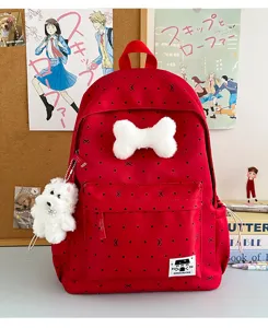 Süßer roter Schulrucksack mit schwarzen Punkten, weißem Plüschknochen und Hundeanhänger.