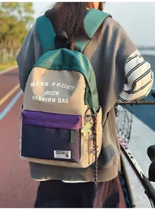 Farbblock Student Rucksack Detail, mehrfach geteilte Freizeitschultasche für den Alltag.