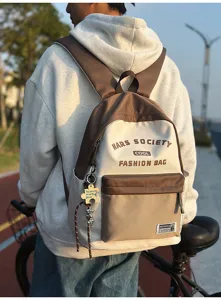 Stilvoller farbblockierender Schulrucksack, lässiger großer Tagesrucksack im Detail.