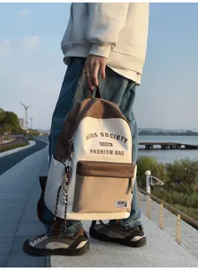 Strapazierfaehiger zweifarbiger Rucksack mit grossem Stauraum fuer den taeglichen Schulalltag.
