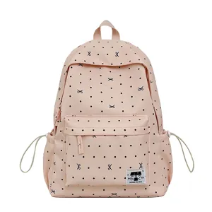 Detailansicht des rosa Rucksacks mit niedlicher Schleife und Pünktchenmuster vorn.