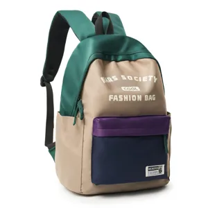 Farbblock-Detailansicht des Studentenrucksacks mit mehrfarbiger Vordertasche.