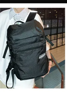 Vue détaillée d'un sac à dos d'extérieur élégant à carreaux noirs avec une grande capacité.