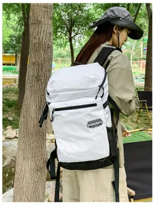 Grand sac à dos d'extérieur à carreaux pour la randonnée, les voyages et le sport avec bretelles.