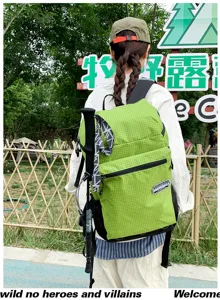 Grand sac à dos de randonnée extérieur avec motif à carreaux pour voyage sport et fitness.