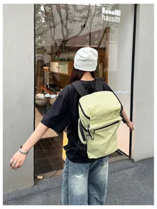 Vue détaillée du sac à dos tendance à carreaux jaunes et verts, grand sac de loisirs pratique.