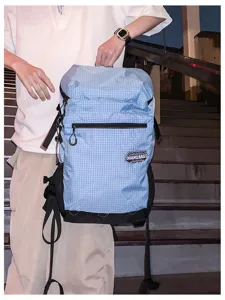 Vue de détail de sac à dos à carreaux bleu clair, rucksack de style extérieur avec grand espace.