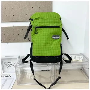 Sac à dos en nylon à carreaux vert et noir, sac de voyage extérieur décontracté avec poche avant.