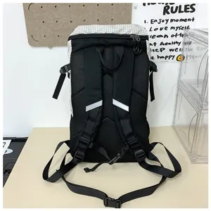 Vue détail du sac à dos affichant des bretelles en maille respirante et des boucles.