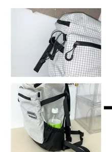 Vue détaillée du sac à dos à carreaux avec poche latérale robuste et bretelles solides.
