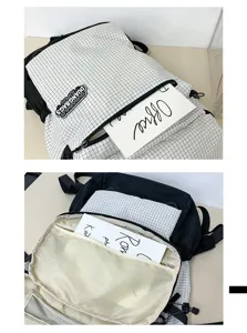 Gros plan détaillé de la poche zippée et de la structure intérieure du sac à dos à carreaux.