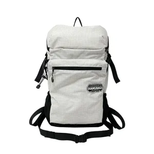 Vue détaillée du sac à dos d'extérieur à carreaux blancs avec une grande capacité.