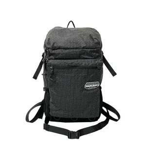 Détail en gros plan du sac à dos d'extérieur à grille noire avec poche frontale et sangles