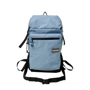 Vue détaillée du sac à dos de randonnée à carreaux bleu clair avec poche avant et sangles réglables.