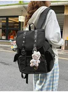 Μαύρο σακίδιο μαθητή στυλ Harajuku με καρφιά αστέρι και γλυκό κρεμαστό αρκούδας για το σχολείο.