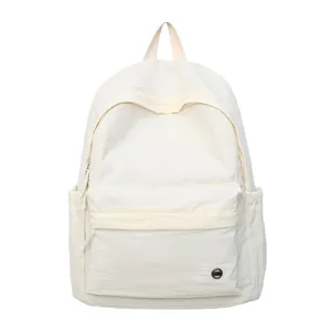 Détail de sac à dos d'étudiant décontracté blanc, nylon léger avec poche zippée avant.