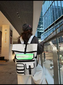 Vue arrière détaillée du sac à dos réfléchissant et tendance pour les voyages et le quotidien.