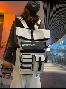 Grand sac à dos de voyage extérieur grande capacité avec poches multiples et bandes.