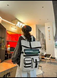Grand sac à dos décontracté avec bandes réfléchissantes, idéal pour les voyages et le sport.