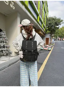 Μαύρο σακίδιο πλάτης Harajuku με λεπτομέρειες παραλλαγής και καρφιά αστεριών για καθημερινή.