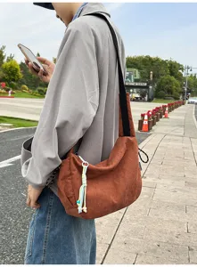 Braune Cord-Umhängetasche lässige große Kapazität Crossbody Bag für den täglichen Weg