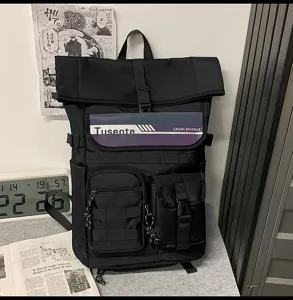 Sac à dos rolltop noir décontracté avec bande réfléchissante et grande capacité voyage.