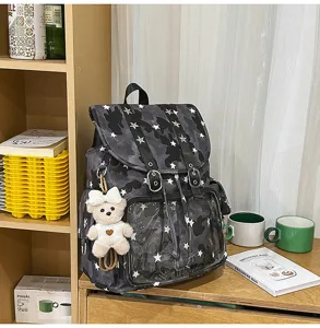 Λεπτομερής εικόνα του καμουφλάζ σακιδίου Harajuku με διαφανή τσέπη και χαριτωμένη αρκούδα.