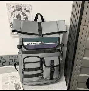 Sac à dos gris décontracté avec vue détaillée et plusieurs poches de rangement pratiques.