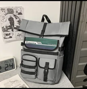Sac à dos tactique à enroulement avec poches multiples et bandes réfléchissantes.
