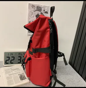 Vue détaillée du sac à dos de voyage rouge grande capacité, montrant les sangles et poches.