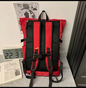Sac à dos roll-top rouge et noir stylé avec bretelles en mesh respirant et solides boucles.