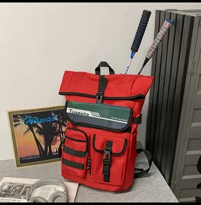 Vue détaillée du sac à dos rouge à enroulement avec poches multiples pour voyages.