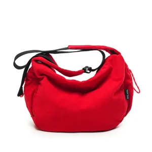 Rote Umhängetasche aus Cord, lässige Hobo-Tasche mit verstellbarem schwarzem Gurt.