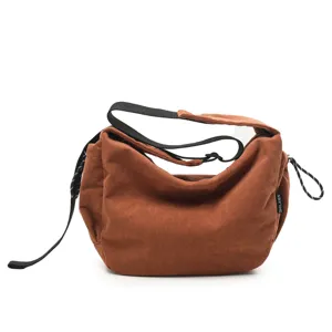 Braune Cord-Schultertasche für Damen, lässige Tote-Umhängetasche mit verstellbarem Riemen.