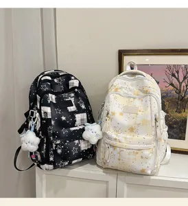 Vue detaillee du grand sac a dos scolaire avec charmante peluche et motif etoile tendance.