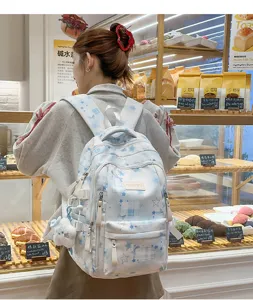 Vue détaillée du grand sac à dos avec motif d'étoiles et carreaux bleus pour un usage quotidien.