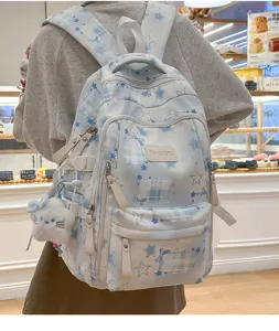 Vue détaillée d'un sac à dos Harajuku bleu étoilé avec pendentif en peluche mignon.