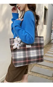 Bolso tote de cuadros retro con colgante de oso de peluche, detalle de gran bolso hombro.