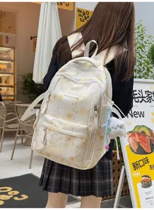 Vue détaillée du sac à dos décontracté en toile avec motif d'étoiles mignon pour un usage quotidien.