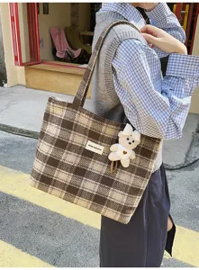 Bolso de hombro a cuadros retro con lindo colgante de oso, estilo casual diario detalle.